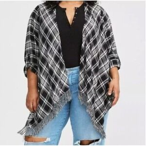 Torrid WomenPlus Size 22/24 Black White Plaid Roll Sleeve Fringe Kimono Wrap